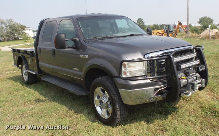 image for item FT9793 2006 Ford F350 Super Duty Crew Cab flatbed pickup truck