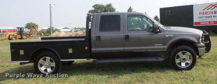image for item FT9793 2006 Ford F350 Super Duty Crew Cab flatbed pickup truck