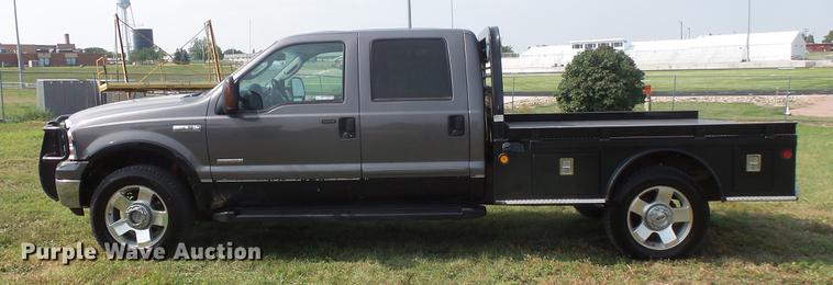 image for item FT9793 2006 Ford F350 Super Duty Crew Cab flatbed pickup truck