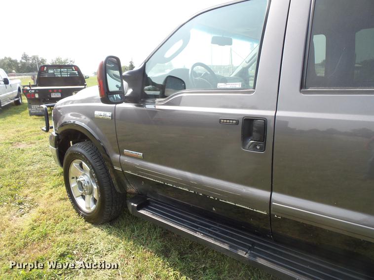 image for item FT9793 2006 Ford F350 Super Duty Crew Cab flatbed pickup truck