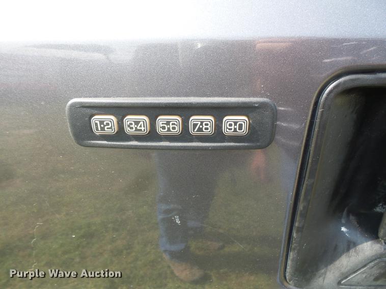 image for item FT9793 2006 Ford F350 Super Duty Crew Cab flatbed pickup truck