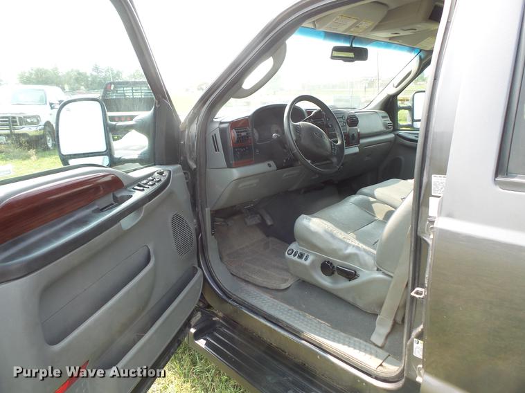 image for item FT9793 2006 Ford F350 Super Duty Crew Cab flatbed pickup truck