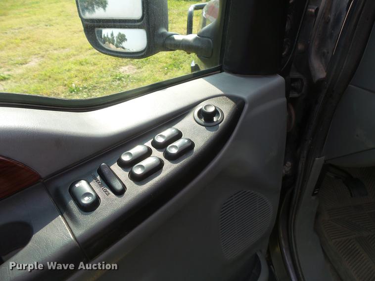 image for item FT9793 2006 Ford F350 Super Duty Crew Cab flatbed pickup truck