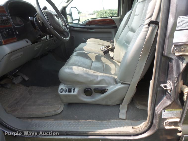 image for item FT9793 2006 Ford F350 Super Duty Crew Cab flatbed pickup truck