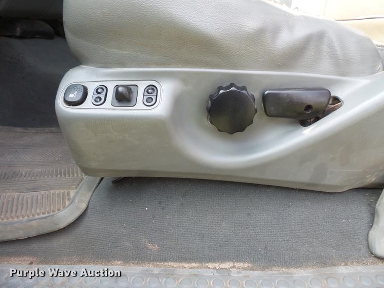 image for item FT9793 2006 Ford F350 Super Duty Crew Cab flatbed pickup truck