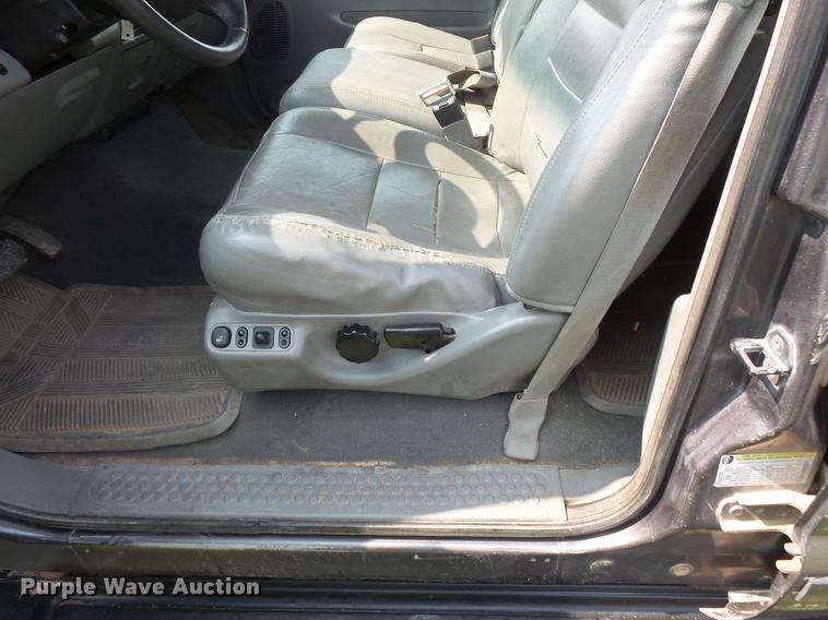 image for item FT9793 2006 Ford F350 Super Duty Crew Cab flatbed pickup truck