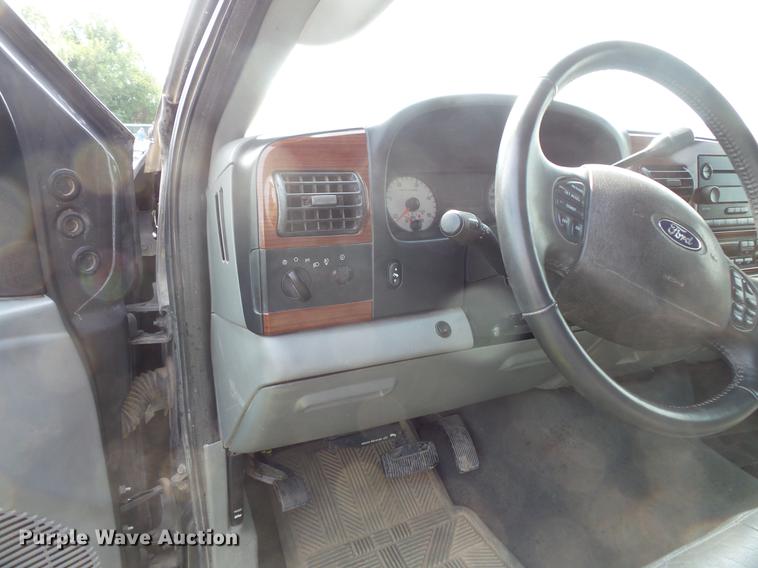 image for item FT9793 2006 Ford F350 Super Duty Crew Cab flatbed pickup truck