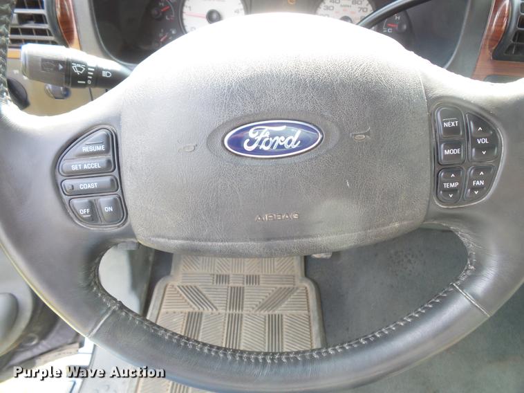 image for item FT9793 2006 Ford F350 Super Duty Crew Cab flatbed pickup truck