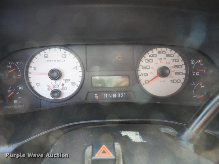 image for item FT9793 2006 Ford F350 Super Duty Crew Cab flatbed pickup truck