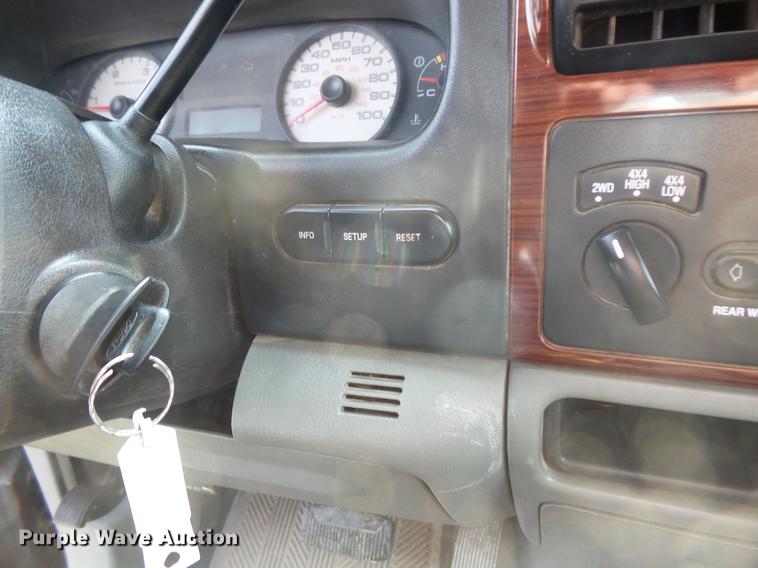 image for item FT9793 2006 Ford F350 Super Duty Crew Cab flatbed pickup truck