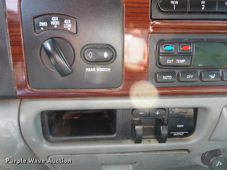 image for item FT9793 2006 Ford F350 Super Duty Crew Cab flatbed pickup truck