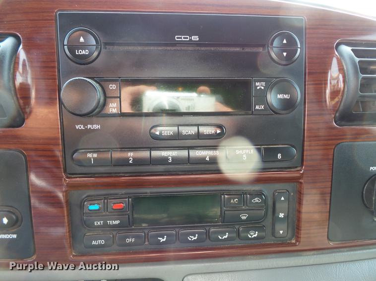 image for item FT9793 2006 Ford F350 Super Duty Crew Cab flatbed pickup truck