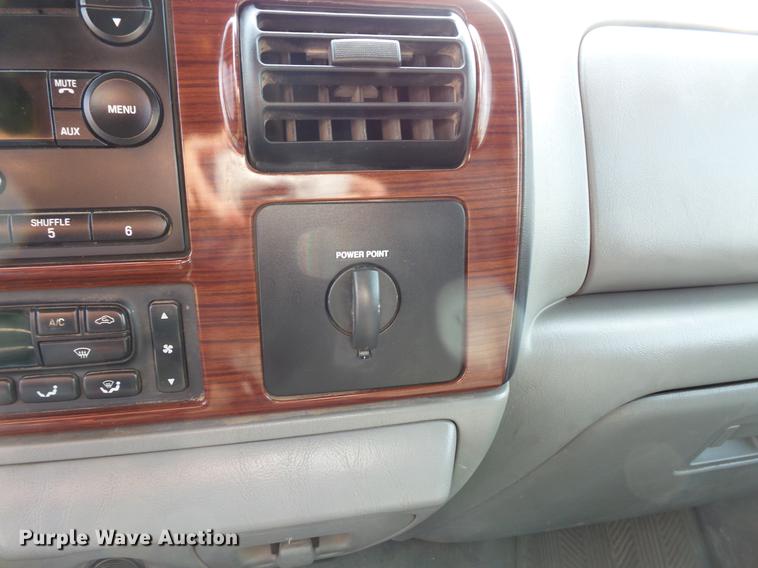 image for item FT9793 2006 Ford F350 Super Duty Crew Cab flatbed pickup truck