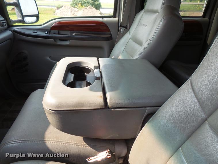 image for item FT9793 2006 Ford F350 Super Duty Crew Cab flatbed pickup truck