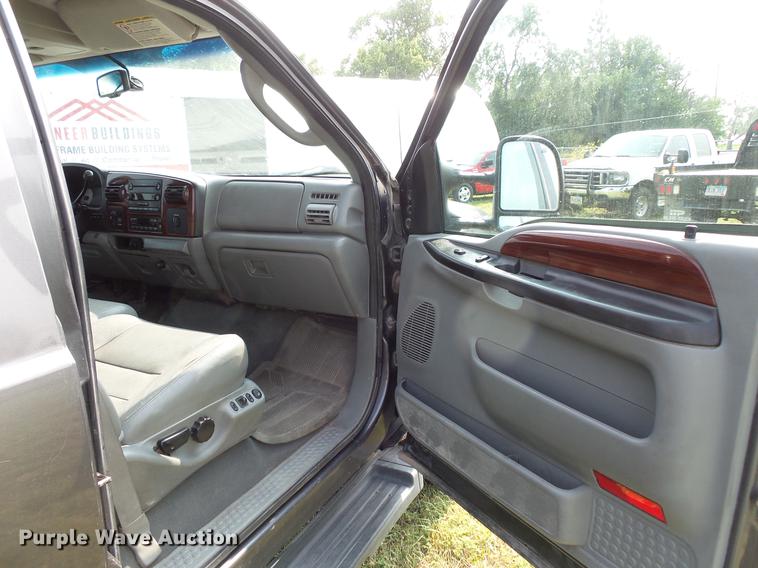 image for item FT9793 2006 Ford F350 Super Duty Crew Cab flatbed pickup truck