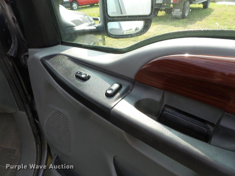 image for item FT9793 2006 Ford F350 Super Duty Crew Cab flatbed pickup truck