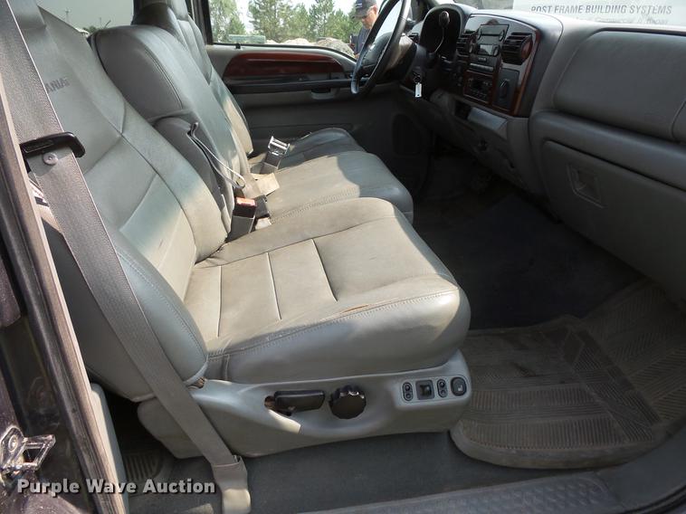 image for item FT9793 2006 Ford F350 Super Duty Crew Cab flatbed pickup truck