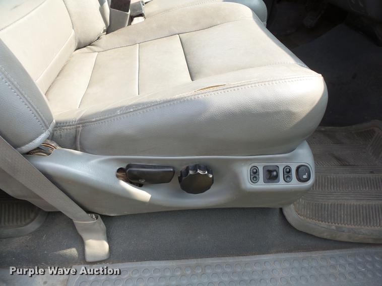 image for item FT9793 2006 Ford F350 Super Duty Crew Cab flatbed pickup truck