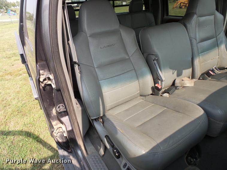 image for item FT9793 2006 Ford F350 Super Duty Crew Cab flatbed pickup truck