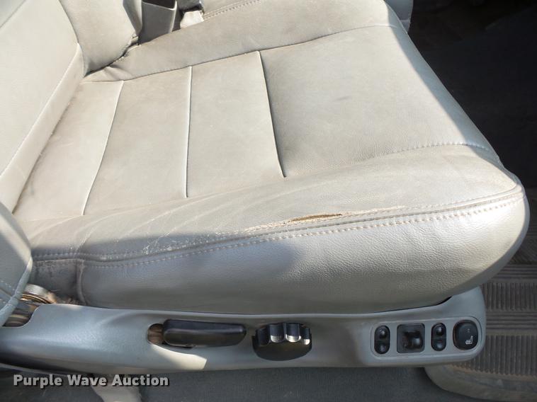 image for item FT9793 2006 Ford F350 Super Duty Crew Cab flatbed pickup truck