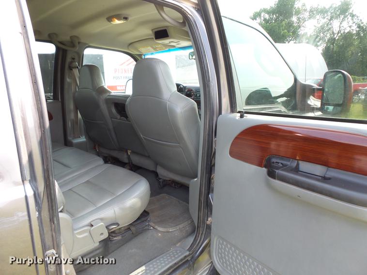 image for item FT9793 2006 Ford F350 Super Duty Crew Cab flatbed pickup truck