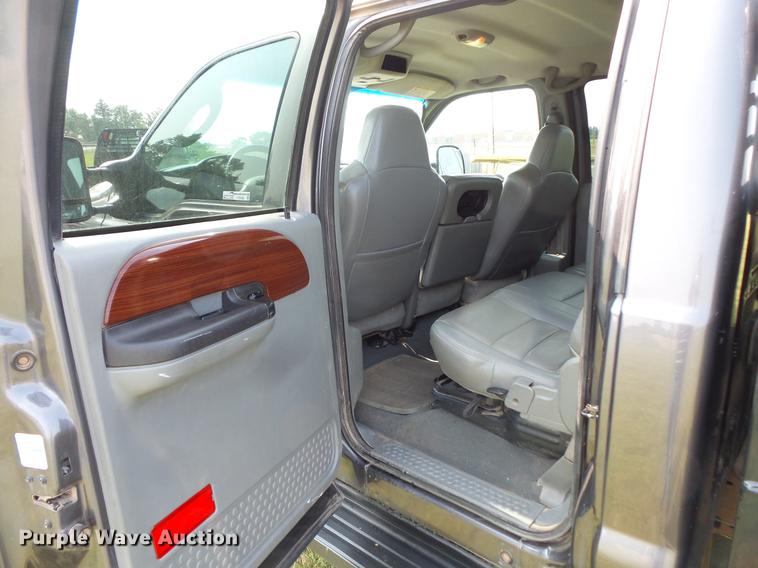 image for item FT9793 2006 Ford F350 Super Duty Crew Cab flatbed pickup truck