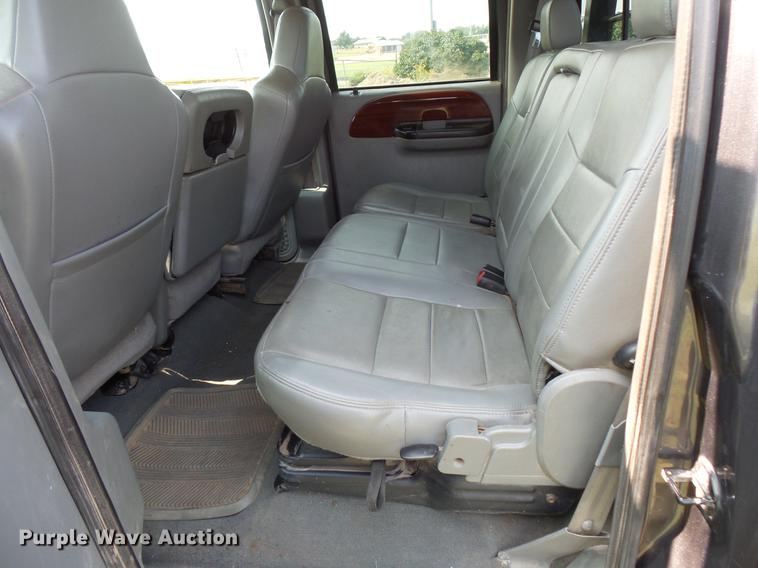 image for item FT9793 2006 Ford F350 Super Duty Crew Cab flatbed pickup truck