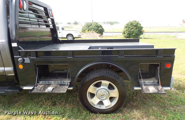 image for item FT9793 2006 Ford F350 Super Duty Crew Cab flatbed pickup truck