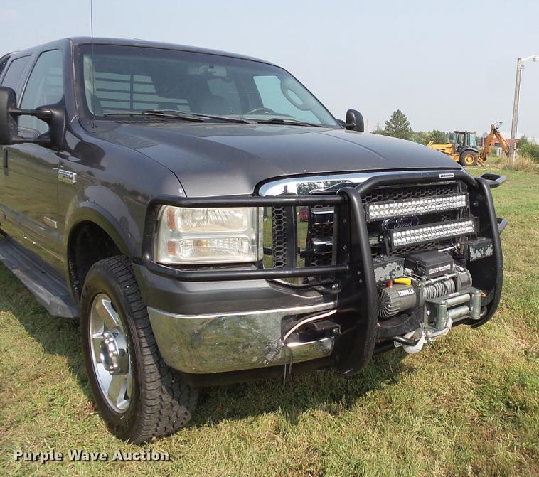 image for item FT9793 2006 Ford F350 Super Duty Crew Cab flatbed pickup truck