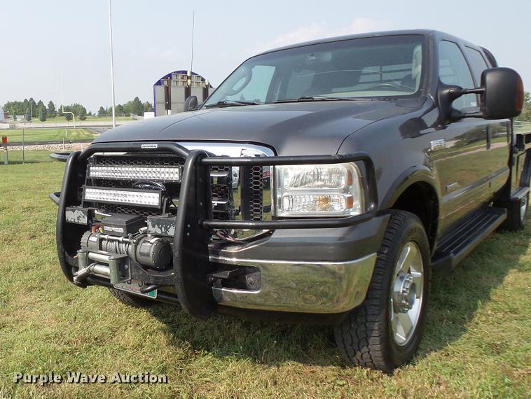 image for item FT9793 2006 Ford F350 Super Duty Crew Cab flatbed pickup truck