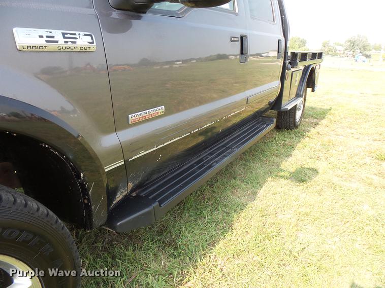 image for item FT9793 2006 Ford F350 Super Duty Crew Cab flatbed pickup truck