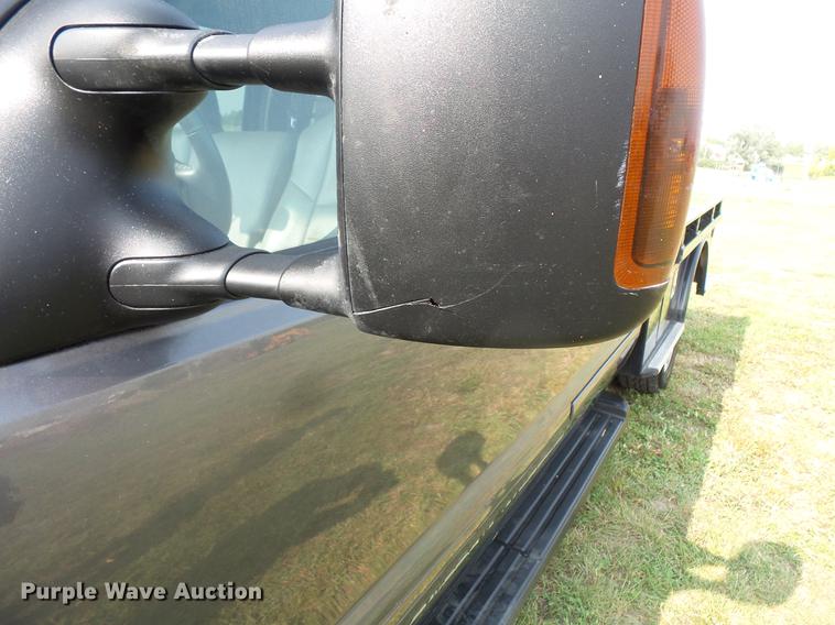 image for item FT9793 2006 Ford F350 Super Duty Crew Cab flatbed pickup truck