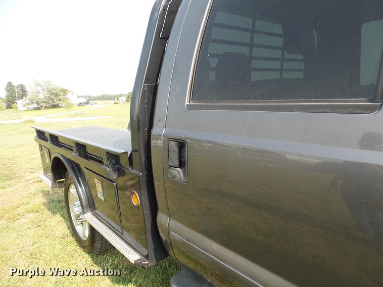 image for item FT9793 2006 Ford F350 Super Duty Crew Cab flatbed pickup truck