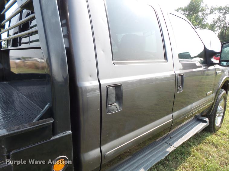 image for item FT9793 2006 Ford F350 Super Duty Crew Cab flatbed pickup truck