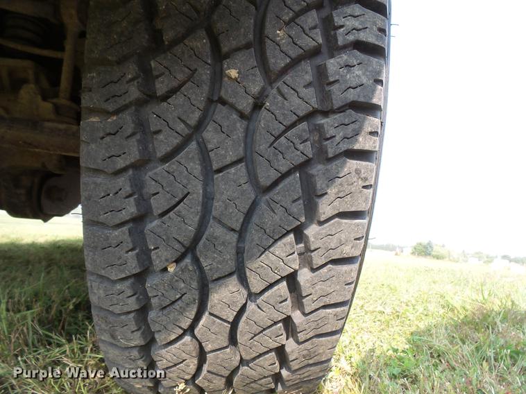 image for item FT9793 2006 Ford F350 Super Duty Crew Cab flatbed pickup truck