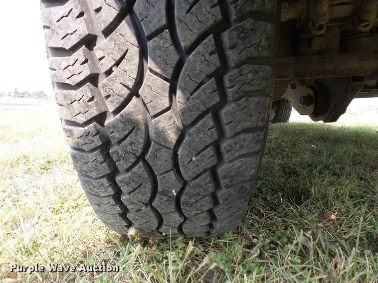 image for item FT9793 2006 Ford F350 Super Duty Crew Cab flatbed pickup truck