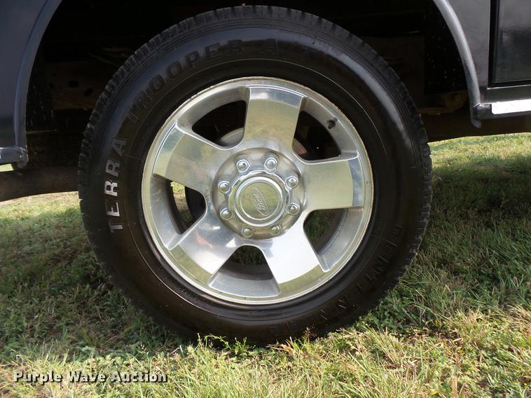 image for item FT9793 2006 Ford F350 Super Duty Crew Cab flatbed pickup truck