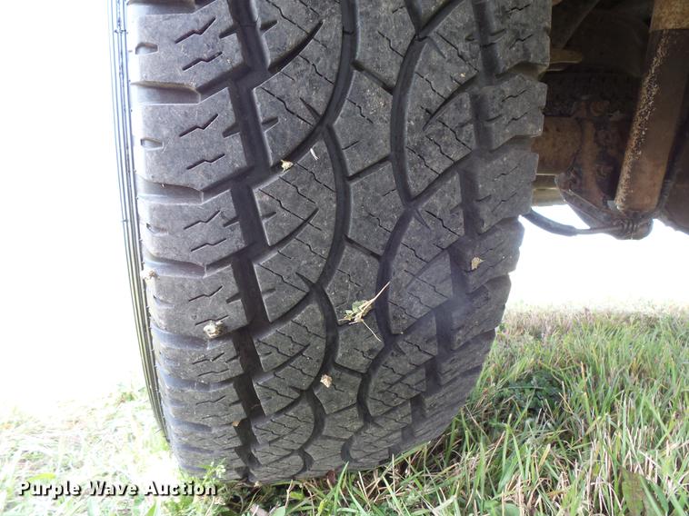 image for item FT9793 2006 Ford F350 Super Duty Crew Cab flatbed pickup truck