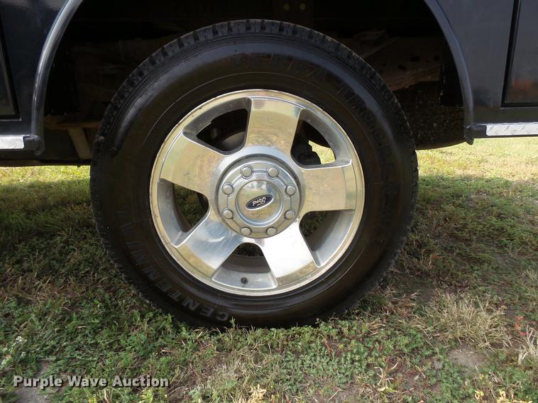 image for item FT9793 2006 Ford F350 Super Duty Crew Cab flatbed pickup truck