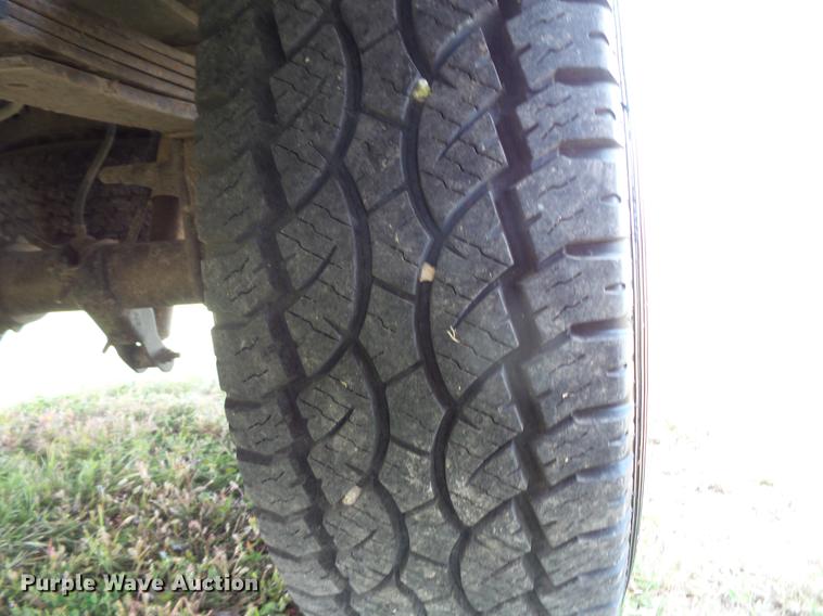 image for item FT9793 2006 Ford F350 Super Duty Crew Cab flatbed pickup truck