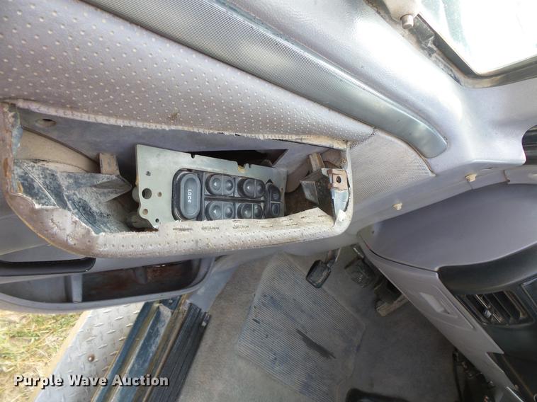 image for item FT9795 1995 Ford F350 Super Duty Crew Cab flatbed pickup truck