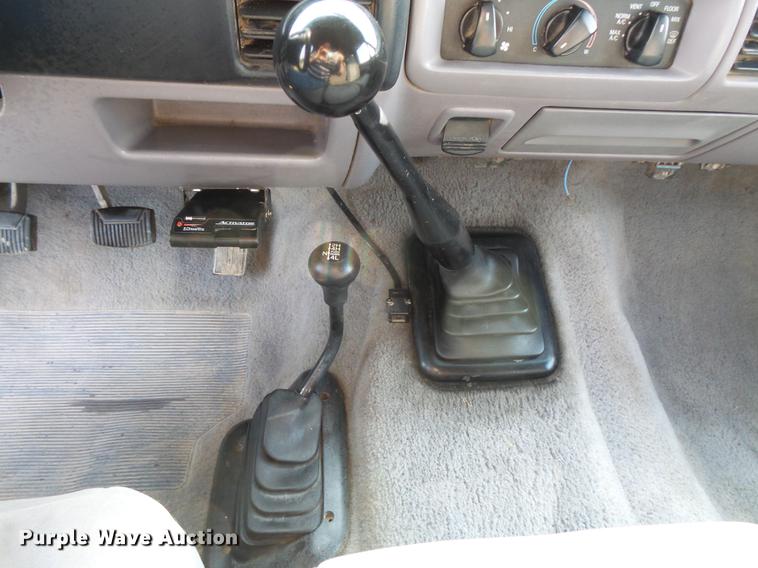 image for item FT9795 1995 Ford F350 Super Duty Crew Cab flatbed pickup truck