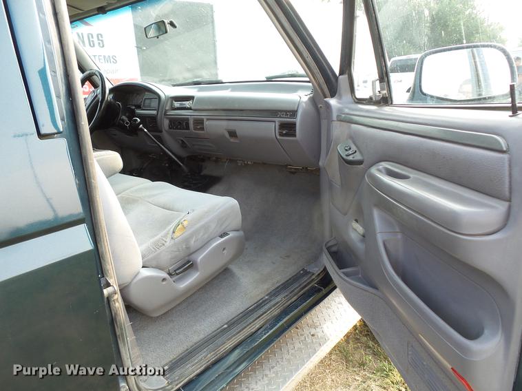 image for item FT9795 1995 Ford F350 Super Duty Crew Cab flatbed pickup truck