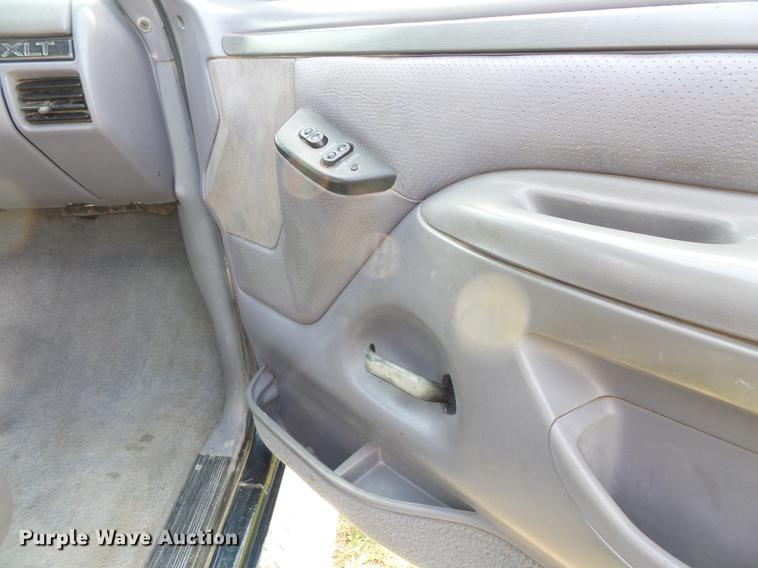 image for item FT9795 1995 Ford F350 Super Duty Crew Cab flatbed pickup truck