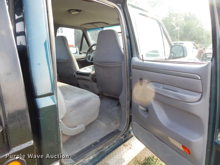 image for item FT9795 1995 Ford F350 Super Duty Crew Cab flatbed pickup truck