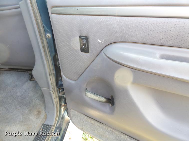 image for item FT9795 1995 Ford F350 Super Duty Crew Cab flatbed pickup truck