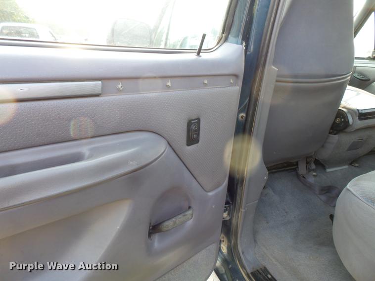 image for item FT9795 1995 Ford F350 Super Duty Crew Cab flatbed pickup truck