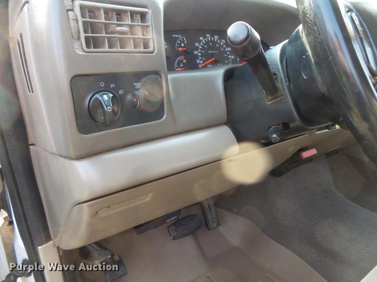 image for item FT9796 2000 Ford F350 Super Duty Crew Cab pickup truck