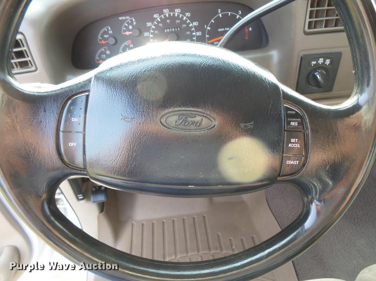 image for item FT9796 2000 Ford F350 Super Duty Crew Cab pickup truck