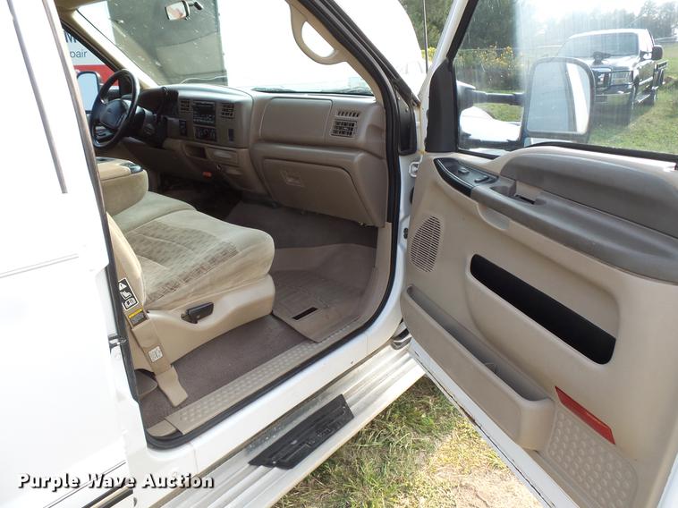 image for item FT9796 2000 Ford F350 Super Duty Crew Cab pickup truck